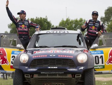 Al término de una etapa absolutamente loca, el piloto oficial de Mini se ha impuesto por delante de los Peugeot de Sainz