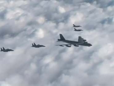 En una demostración de fuerza, un bombardero B-52 de EE.UU. hace un vuelo en Corea del Sur