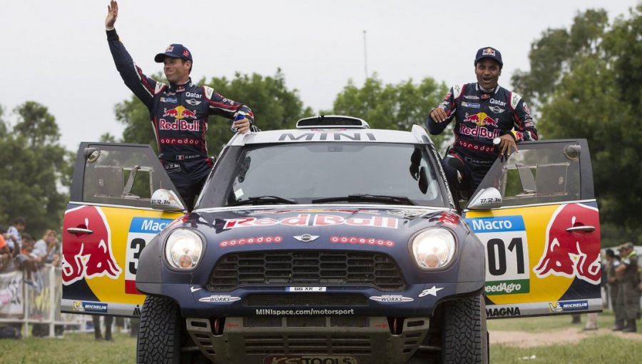 Al término de una etapa absolutamente loca, el piloto oficial de Mini se ha impuesto por delante de los Peugeot de Sainz