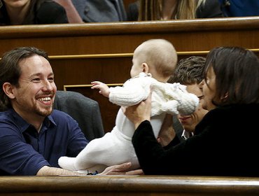 Una diputada española desata una ola de bromas en la Red al llegar al Congreso con su bebé