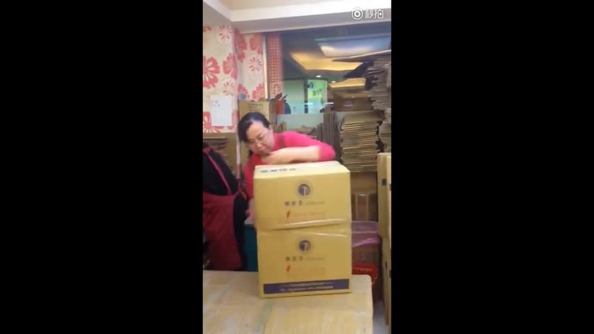 Hábil mujer muestra destreza para sellar cajas al estilo Kung Fu