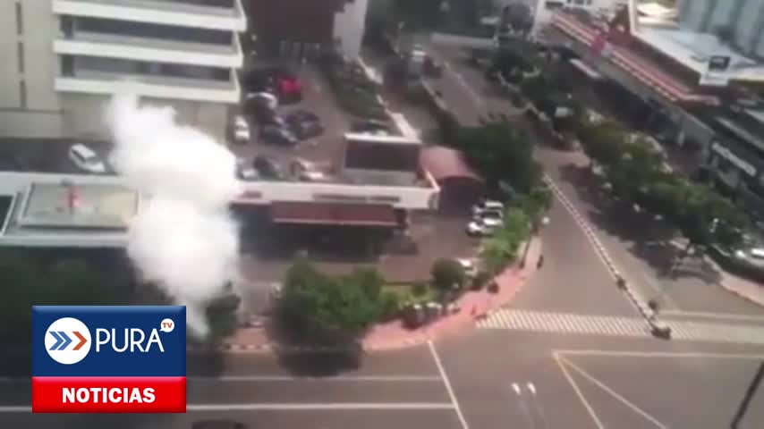 ¡Impactante! Video capta momento exacto de explosiones suicidas en Indonesia