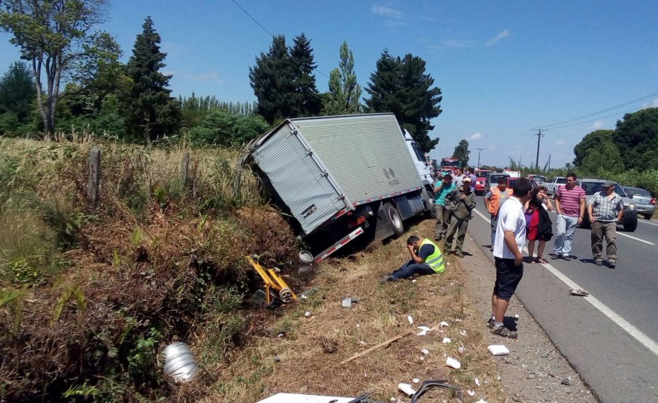 Villarica: Choque entre camión y bus deja un muerto