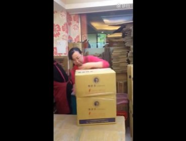 Hábil mujer muestra destreza para sellar cajas al estilo Kung Fu