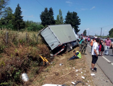 Villarica: Choque entre camión y bus deja un muerto