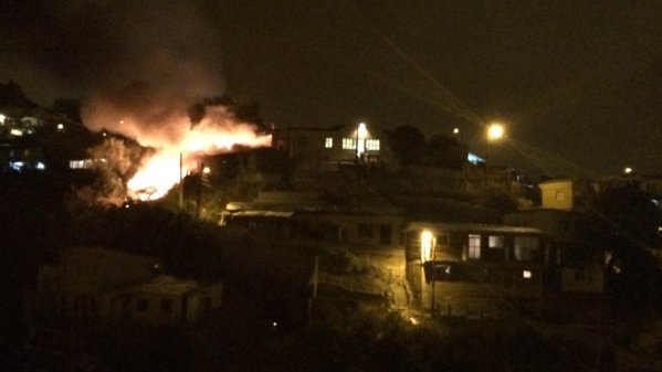 Incendio en Valparaíso consume 3 viviendas en Cerro La Loma