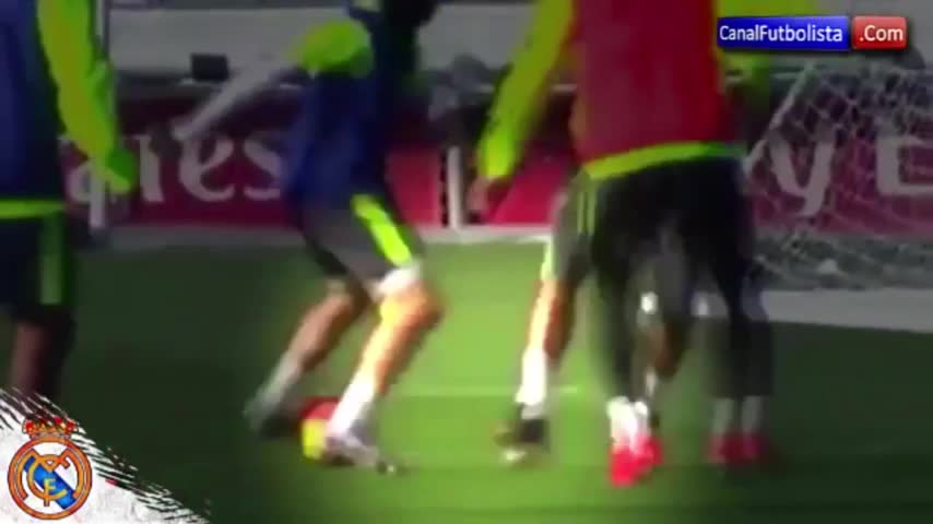 Crack de 17 años del Real Madrid regatea a Cristiano Ronaldo
