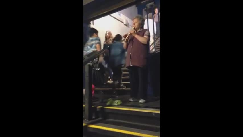 Abuelita sorprende en el Metro tocando en flauta tema del Detective Conan