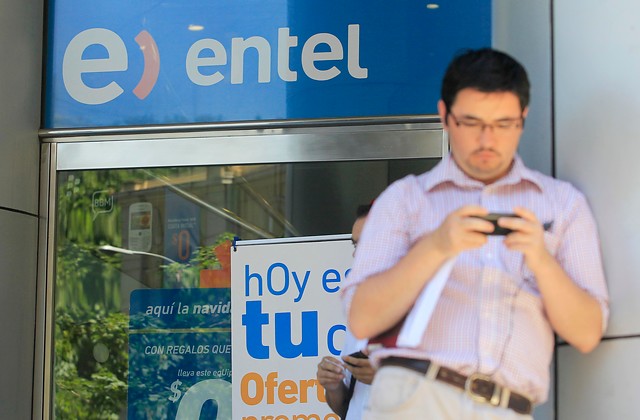 Entel negó baño a anciano y este se orinó en sus pantalones