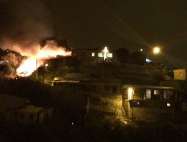 Incendio en Valparaíso consume 3 viviendas en Cerro La Loma