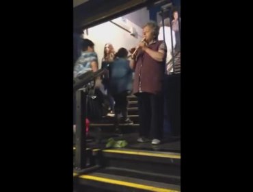 Abuelita sorprende en el Metro tocando en flauta tema del Detective Conan