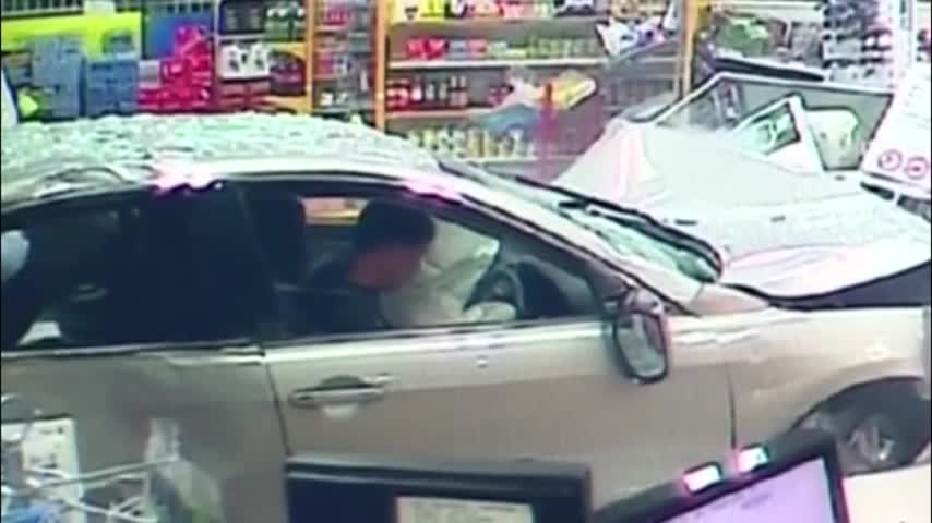 Increíble: Mujer se salva de milagro de ser atropellada en una gasolinera de Australia