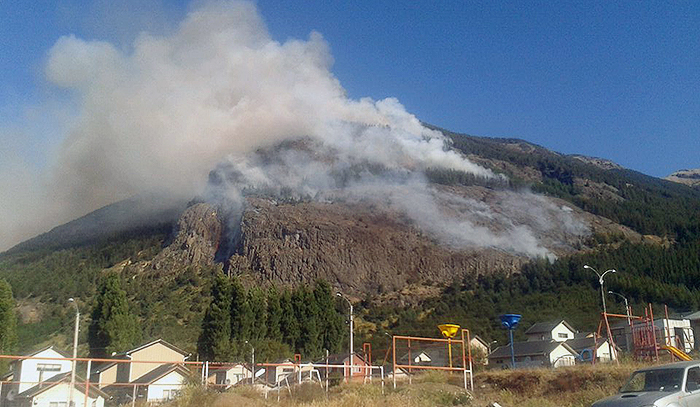 Coyhaique: Incendio forestal avanza sin control y amenaza a viviendas