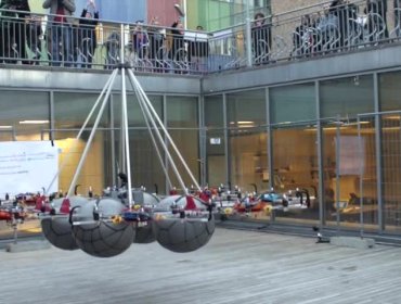 Nuevo récord Guinness: Drone gigante logra levantar más de 60 kilos