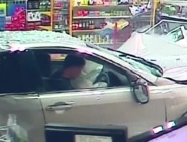 Increíble: Mujer se salva de milagro de ser atropellada en una gasolinera de Australia