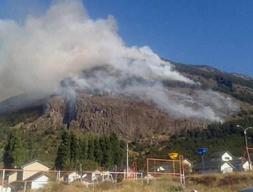 Coyhaique: Incendio forestal avanza sin control y amenaza a viviendas