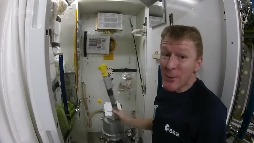 Astronauta explica cómo se usa el baño en el espacio