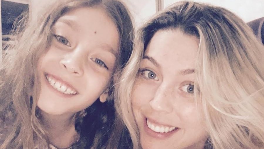 Daniela Aránguiz luce orgullosa los logros de sus hijos