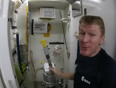 Astronauta explica cómo se usa el baño en el espacio