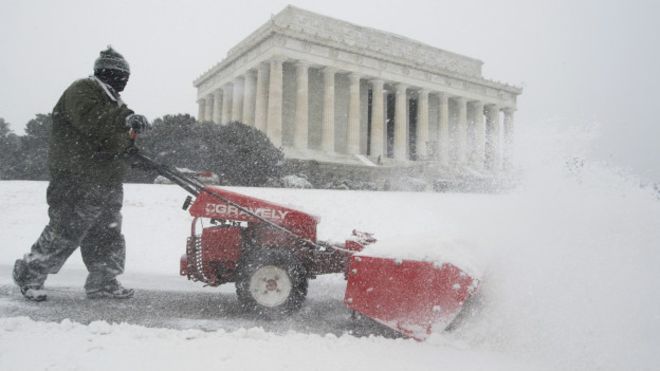 Las imágenes de la gigantesca tormenta de nieve que azota la costa este de EE.UU.