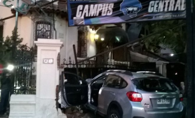 Auto impacta entrada de conocida discotheque en Barrio Bellavista