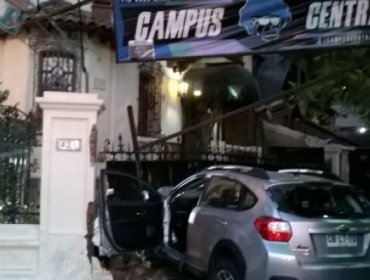 Auto impacta entrada de conocida discotheque en Barrio Bellavista