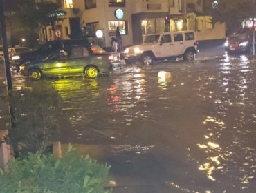 Marejadas en Viña del Mar: Olas derribaron postes y llenaron las calles de agua, arena, barro y escombros