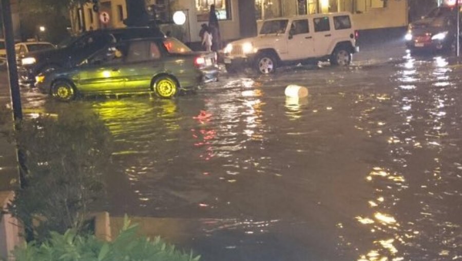 Marejadas en Viña del Mar: Olas derribaron postes y llenaron las calles de agua, arena, barro y escombros