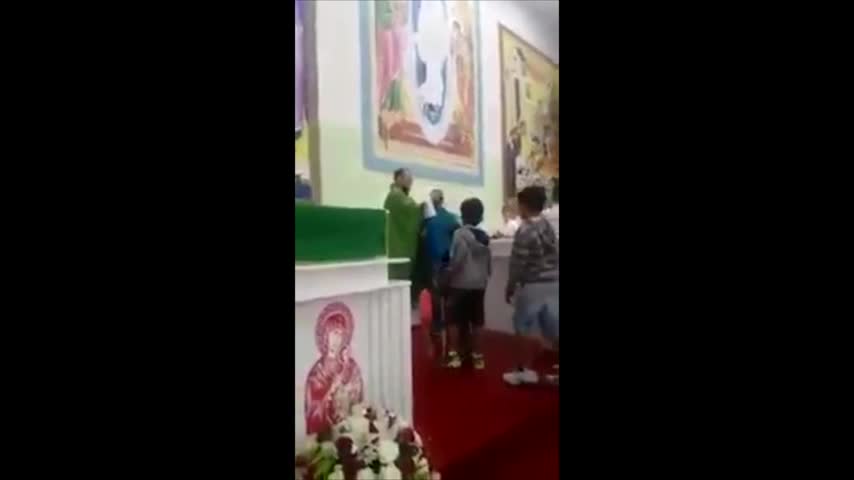 Sacerdote "golpea" a niños durante la celebración de una misa en Iglesia