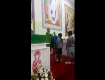 Sacerdote "golpea" a niños durante la celebración de una misa en Iglesia