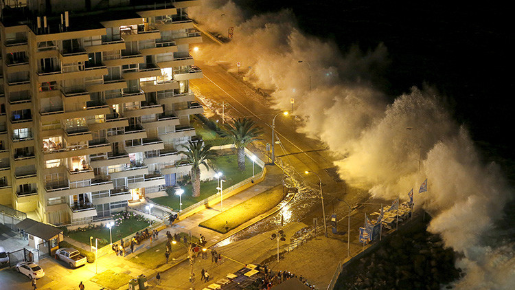 Monstruosas olas arrasan las costas de Chile engullendo todo a su paso