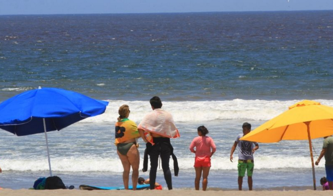 Bañistas de Arica se sorprenden con "olas rojas"