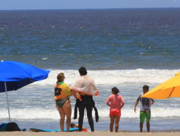 Bañistas de Arica se sorprenden con "olas rojas"