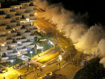 Monstruosas olas arrasan las costas de Chile engullendo todo a su paso