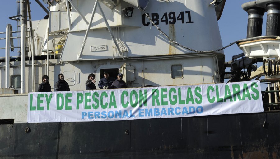 Protesta de trabajadores de la Pesca Industrial en los puertos de Iquique, Mejillones, Caldera, San Vicente, Coronel y Puerto Aysén.