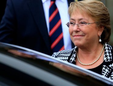 El preciso instante en que un vidrio estalla frente a la presidenta de Chile