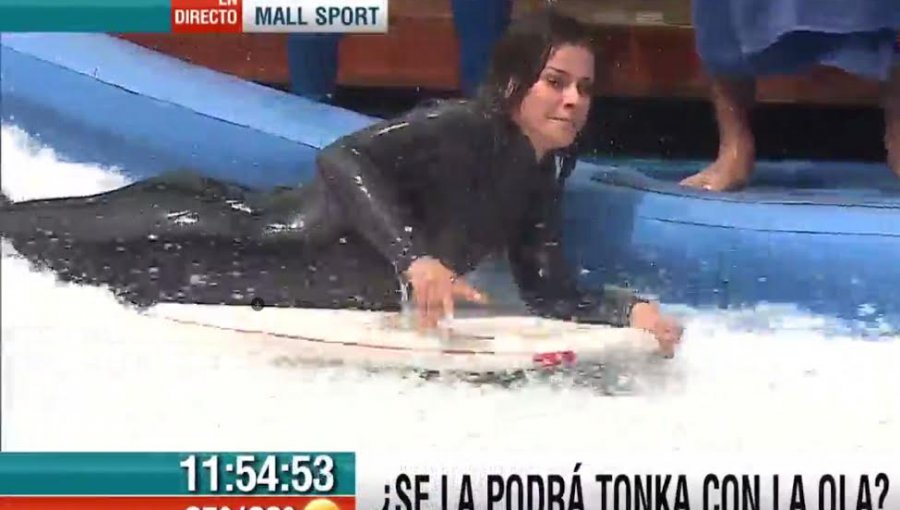 Tonka Tomicic se lució arriba de la ola