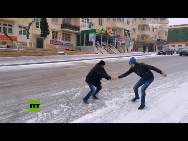 'Ballet' de autos en las calles congeladas de Bakú