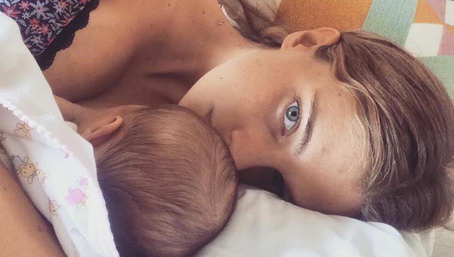 Josefina Montané no se separa de su pequeña hija