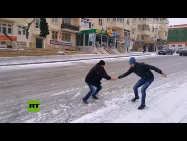 'Ballet' de autos en las calles congeladas de Bakú