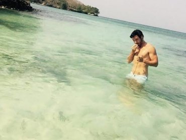 Benjamín Vicuña impacta con sensual foto en la playa