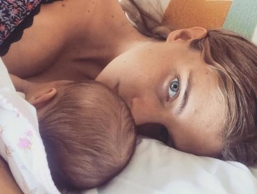 Josefina Montané no se separa de su pequeña hija
