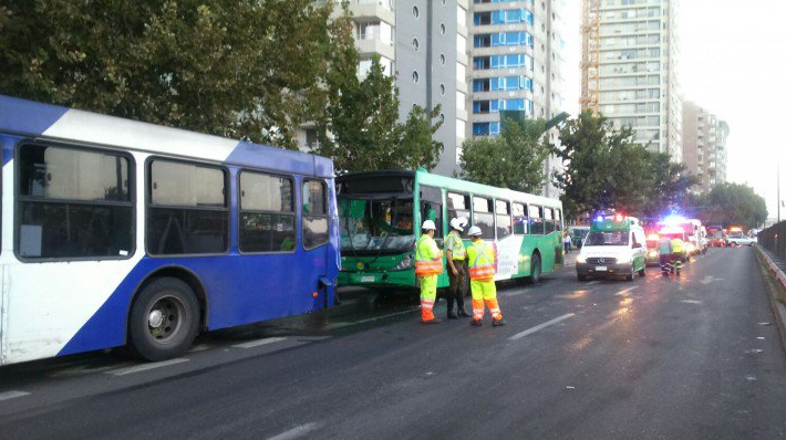 Triple colisión entre buses del transantiago deja trece personas lesionadas