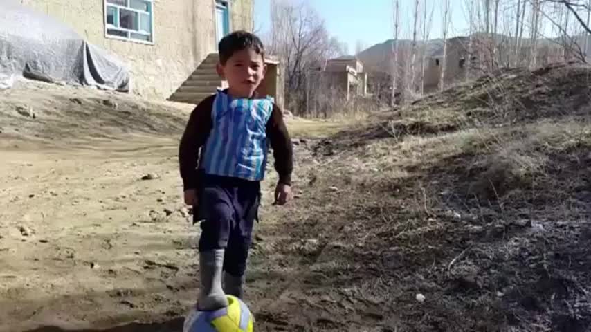 Messi invita a Barcelona al niño afgano que se hizo una camiseta del argentino con una bolsa