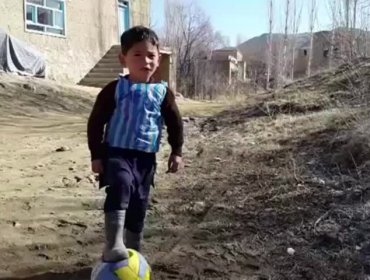 Messi invita a Barcelona al niño afgano que se hizo una camiseta del argentino con una bolsa