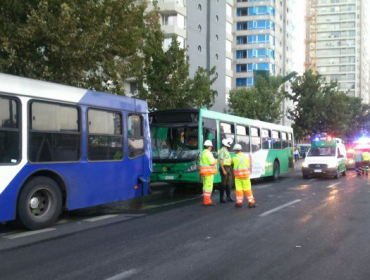 Triple colisión entre buses del transantiago deja trece personas lesionadas