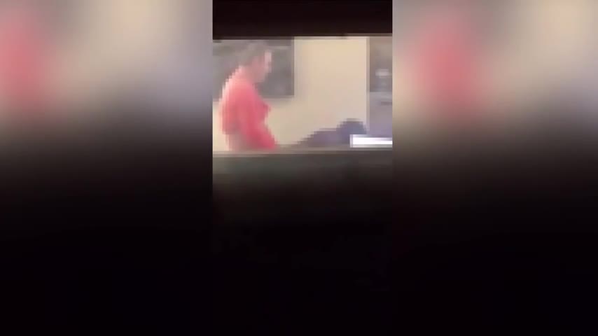 Graban a profesor teniendo sexo con alumna en plena clase