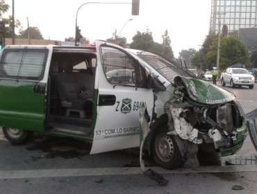 Choque de vehículo policial y transantiago tiene transito suspendido en Tobalaba