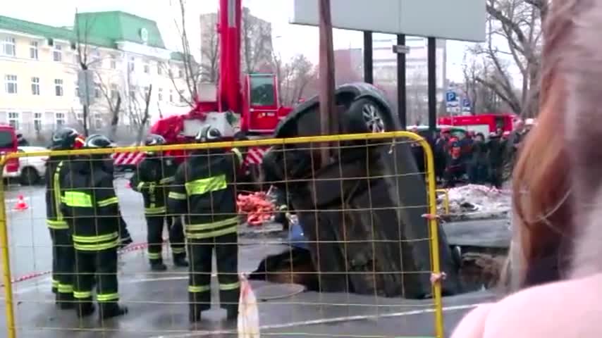 En Moscú un socavón se traga dos coches en un aparcamiento