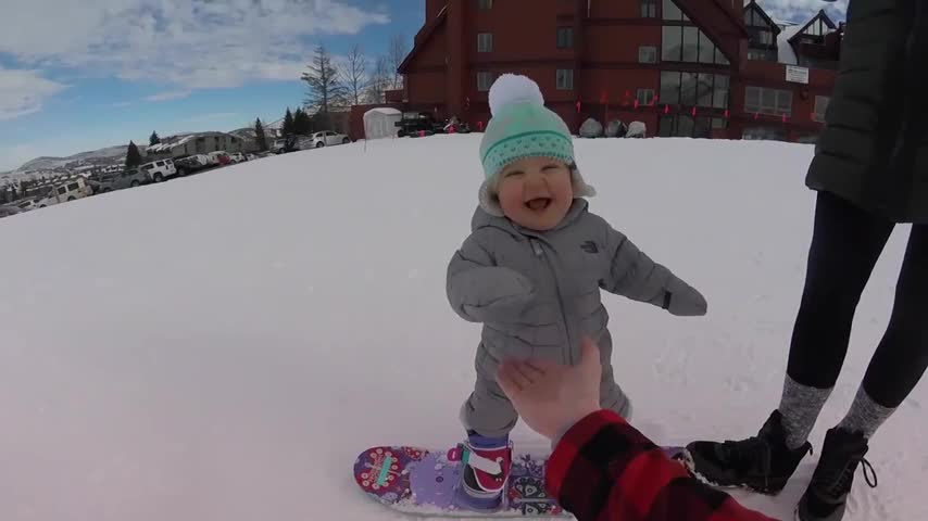 Tierna pequeña de 14 meses sorprende en su tabla de snowboard